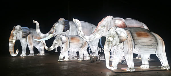 華龍藝術造型優美大象一家彩燈